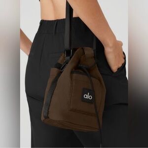 Alo Yoga Cross body bucket bag espresso/black nylon